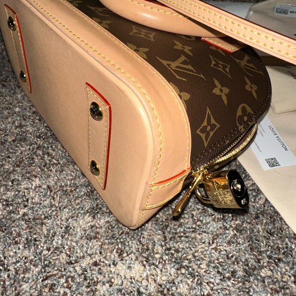 Louis Vuitton Alma BB - Picture 12 of 17